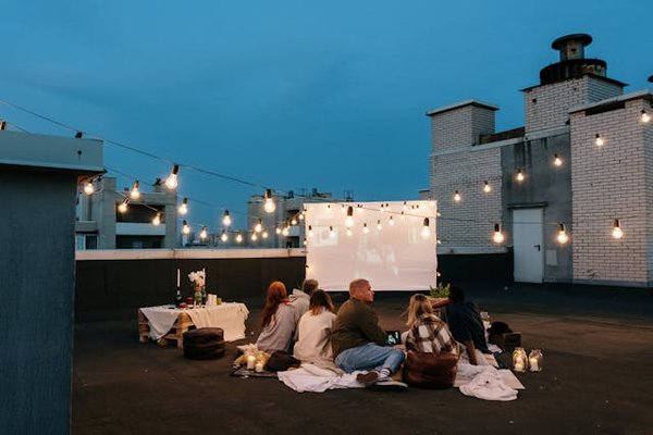 Quelles astuces pour organiser une soirée de cinéma en plein air inspirée des classiques du cinéma muet ?