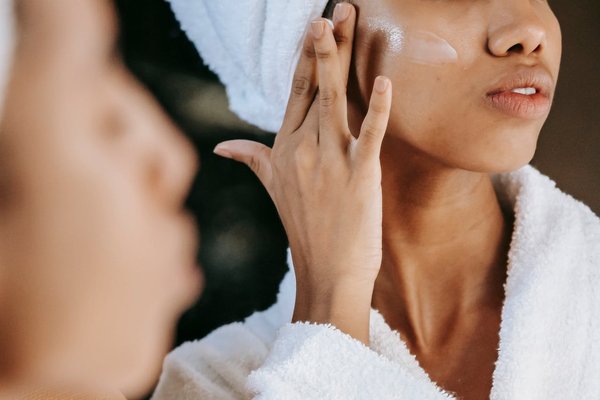 Comment développer une routine de soins de la peau adaptée aux peaux sensibles ?